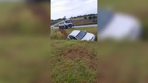 Motorista perde o controle e carro cai em canteiro da BR-376, em Apucarana