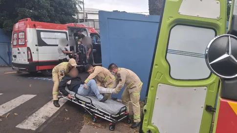 Moto bate na traseira de carro e deixa casal ferido em Apucarana