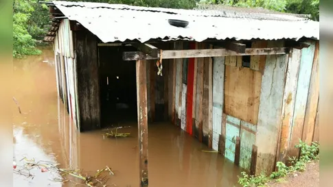 Com cheia no Rio Paraná, mais de 40 famílias são retiradas de áreas de risco na fronteira
