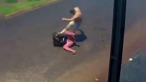Mulher é espancada no meio da rua pelo próprio companheiro no PR; veja o flagrante