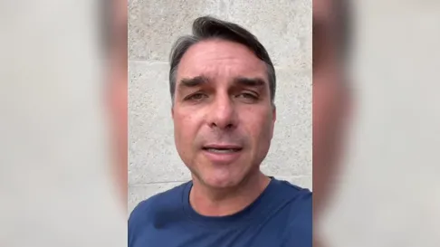 Flávio Bolsonaro chega aos EUA após deixar o Brasil às pressas