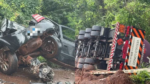 Motorista morre após bater carro de frente contra bitrem na BR-369