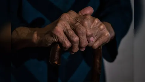 Idoso é agredido e extorquido por conhecido que acolheu em casa