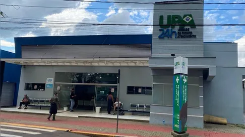 Jovem motociclista é socorrida após batida entre carro e moto na Avenida Aviação