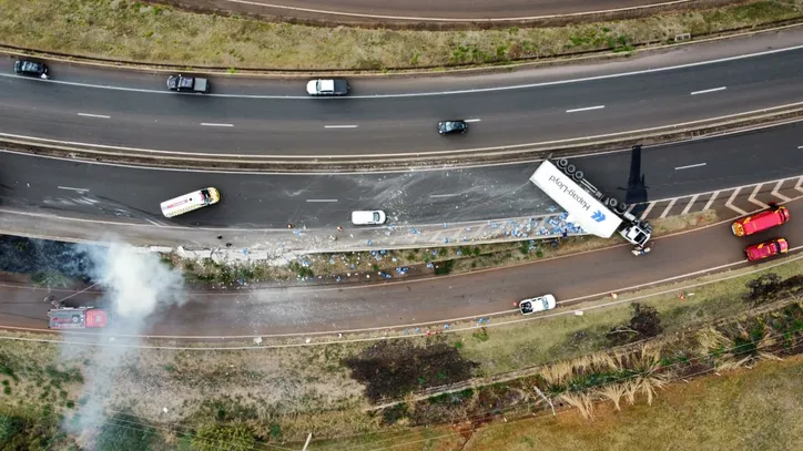 Carreta tomba no Contorno Sul de Apucarana e motorista sai ileso