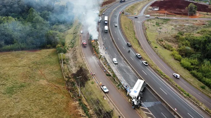 Carreta tomba no Contorno Sul de Apucarana e motorista sai ileso