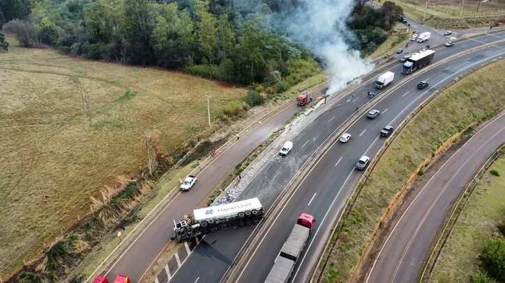 Carreta tomba no Contorno Sul de Apucarana e motorista sai ileso