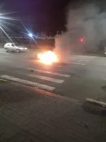 Moto pega fogo após acidente em avenida de Apucarana; veja o vídeo