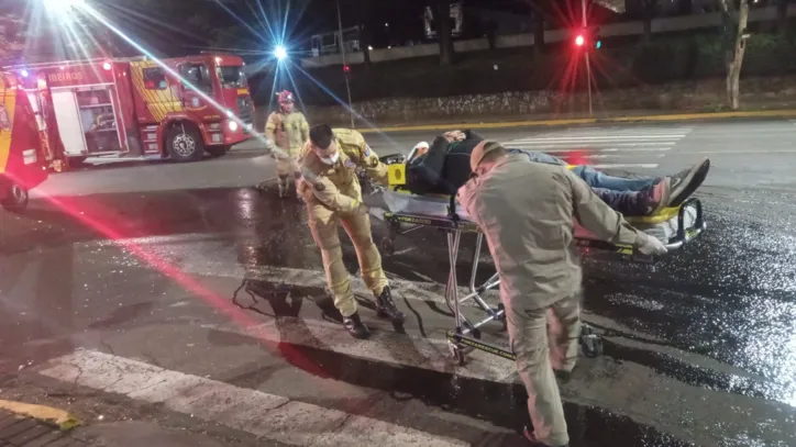 Moto pega fogo após acidente em avenida de Apucarana; veja o vídeo