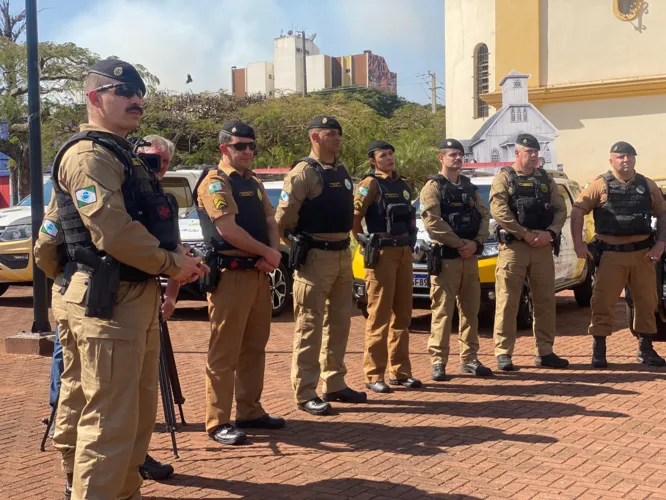 Policiais militares participam de solenidade