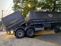 "Foi um susto", diz motorista após carreta tombar em Apucarana