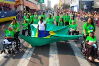 Sessenta e cinco pelotões desfilaram na Avenida Arapongas