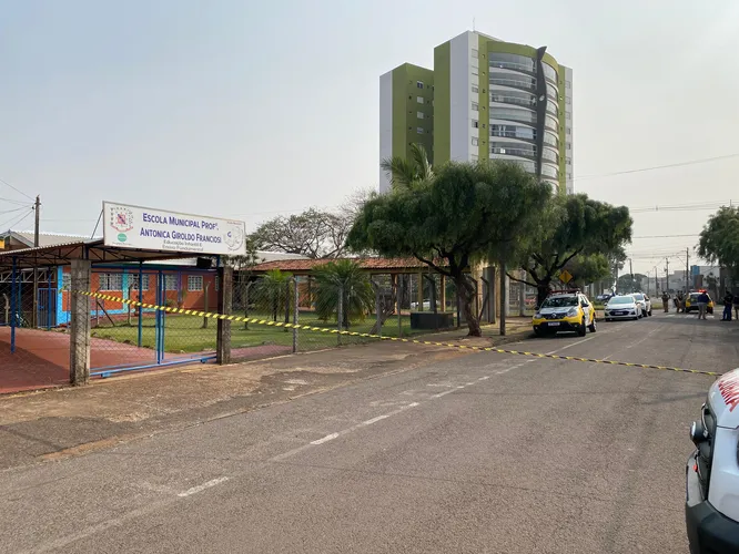 A escola é localizada na área central de Arapongas.