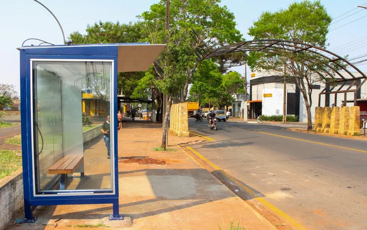 Arapongas instala novos pontos de ônibus e bancos de praça