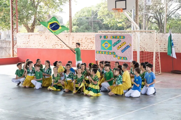 Atos cívicos movimentam escolas nos distritos de Apucarana