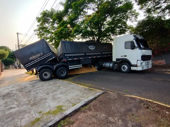 "Foi um susto", diz motorista após carreta tombar em Apucarana