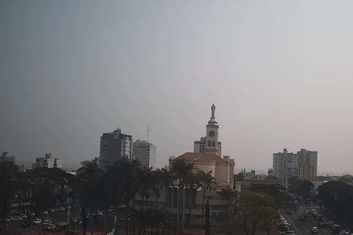 Nuvem cinzenta oriunda do norte e centro-oeste do Brasil cobriu o céu de Apucarana nesta segunda-feira