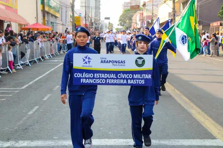 Sessenta e cinco pelotões desfilaram na Avenida Arapongas