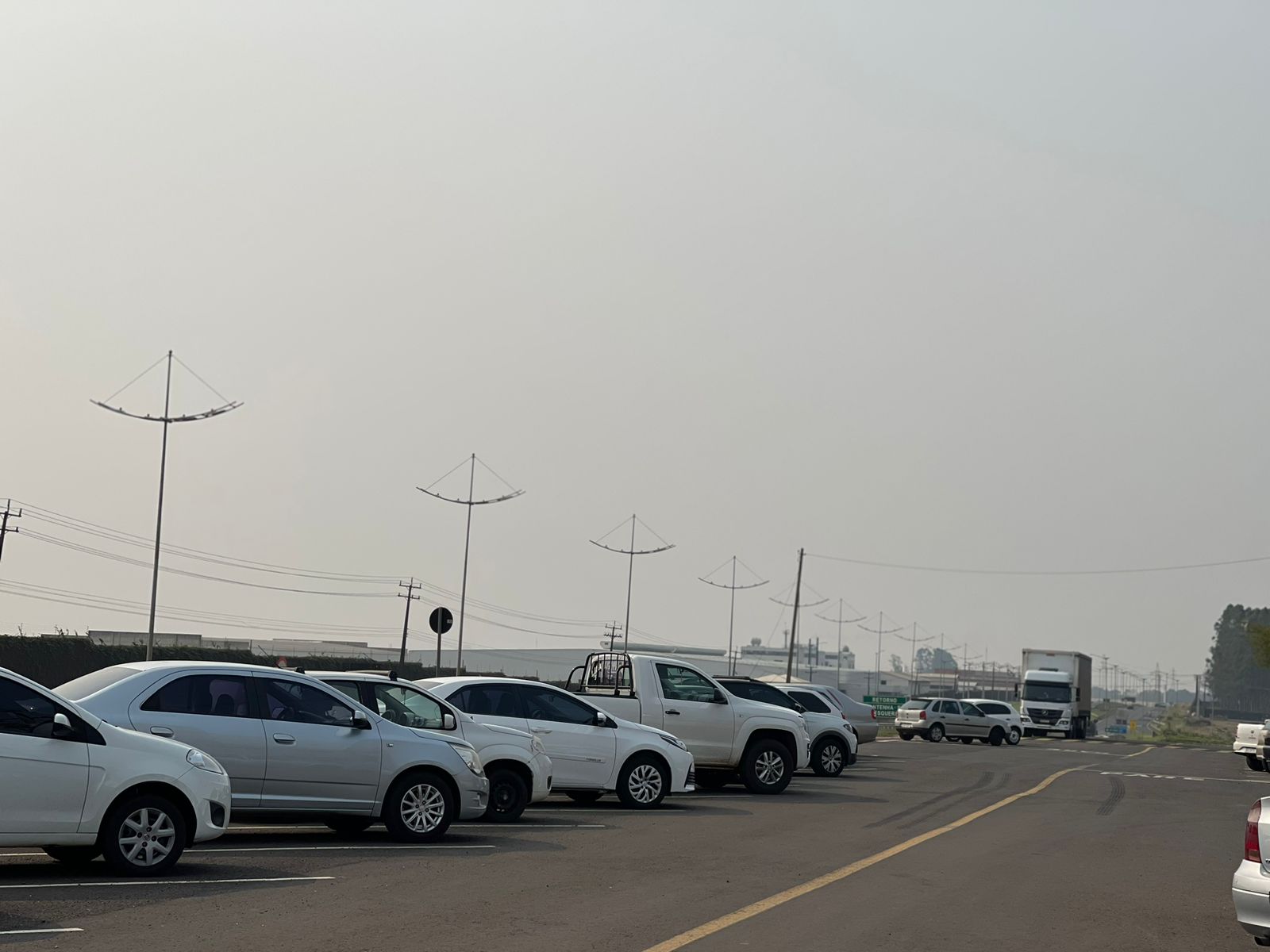 Nuvem cinzenta oriunda do norte e centro-oeste do Brasil cobriu o céu de Apucarana nesta segunda-feira