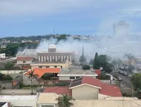 Incêndio de grandes proporções atinge barracões em Apucarana; veja