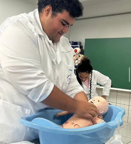 Alunos do curso de enfermagem do Colégio Cerávolo, em Apucarana