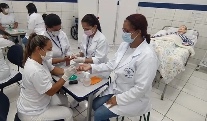 Alunos do curso de enfermagem do Colégio Cerávolo, em Apucarana