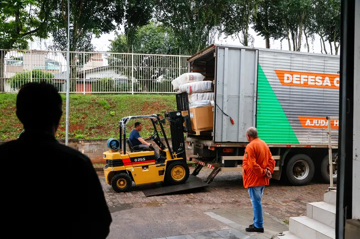 Até o momento, as equipes do CBMPR distribuíram 827 lonas e 66 rolos de lonas