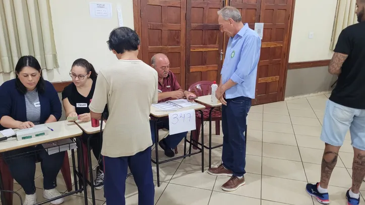 Candidato Jair Milani vota em Arapongas e diz estar confiante