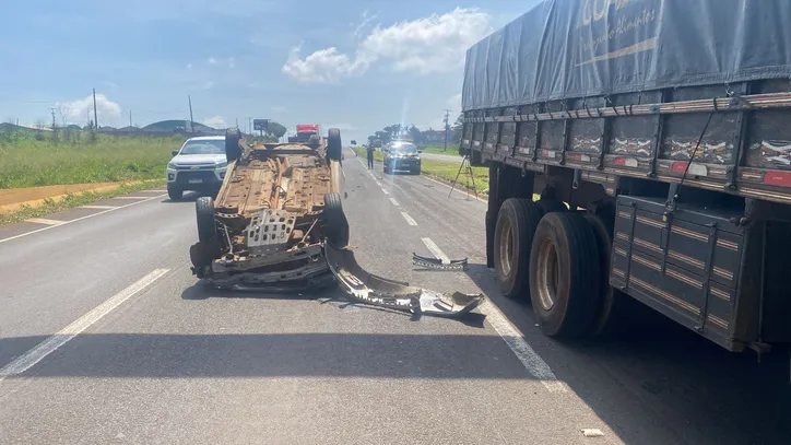 Capotamento deixa dois feridos na BR-376 em Apucarana