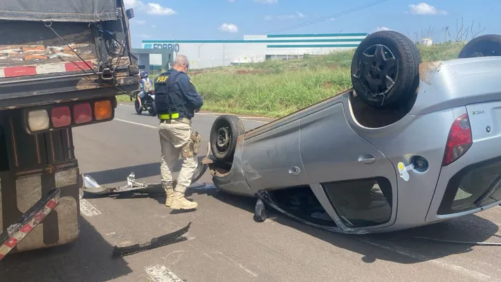 Capotamento deixa dois feridos na BR-376 em Apucarana