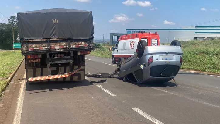 Capotamento deixa dois feridos na BR-376 em Apucarana