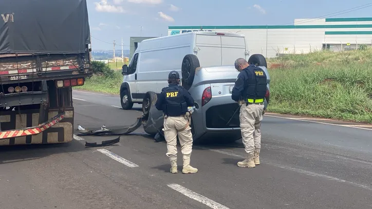 Capotamento deixa dois feridos na BR-376 em Apucarana