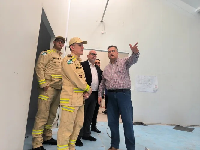 Comandante dos Bombeiros e Beto Preto visitam o Hospital da Acea