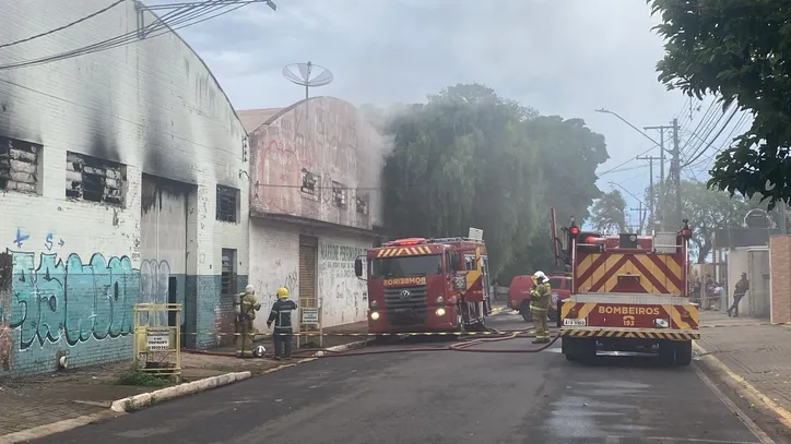 Incêndio de grandes proporções atinge barracões em Apucarana; veja