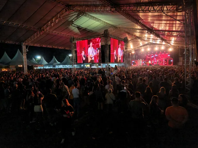 Primeira noite da Expocam é sucesso e reúne mais de 12 mil pessoas