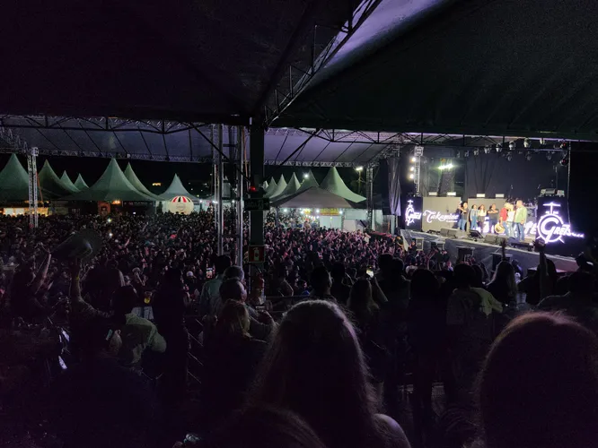 Primeira noite da Expocam é sucesso e reúne mais de 12 mil pessoas