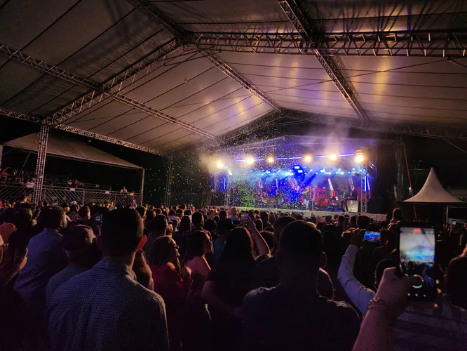 Primeira noite da Expocam é sucesso e reúne mais de 12 mil pessoas