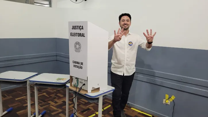 Rodolfo Mota vota e mostra otimismo: "Clima na rua é favorável"