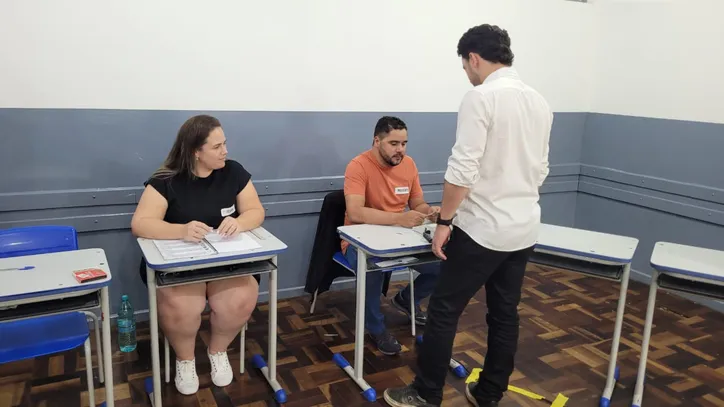 Rodolfo Mota vota e mostra otimismo: "Clima na rua é favorável"