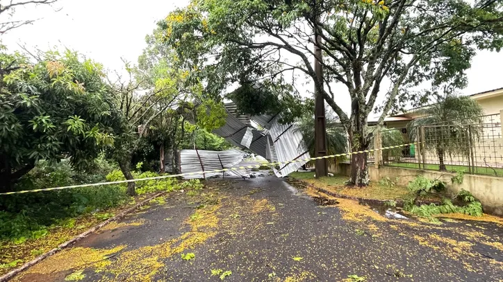 Telhas de zinco foram arrancadas