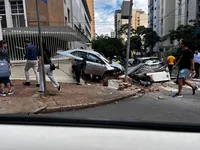 Idoso perde controle de carro e derruba muro de colégio em Londrina