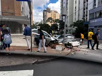 Idoso perde controle de carro e derruba muro de colégio em Londrina