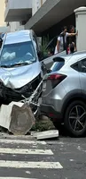 Idoso perde controle de carro e derruba muro de colégio em Londrina