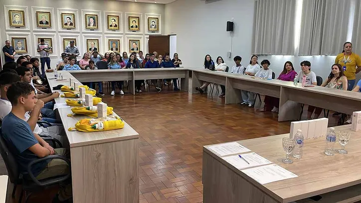 Agrinho entrega prêmios a alunos e professores da região de Ivaiporã