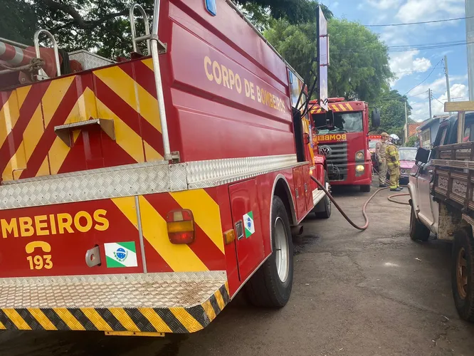 Apesar do susto, ninguém se feriu, e os danos ficaram restritos a uma pequena área do imóvel.