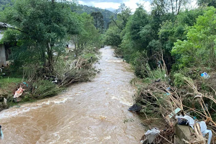 Até o meio da tarde desta quinta-feira, mais de mil metros haviam sido percorridos pelas equipes de busca, nas duas margens do rio, mas sem sucesso