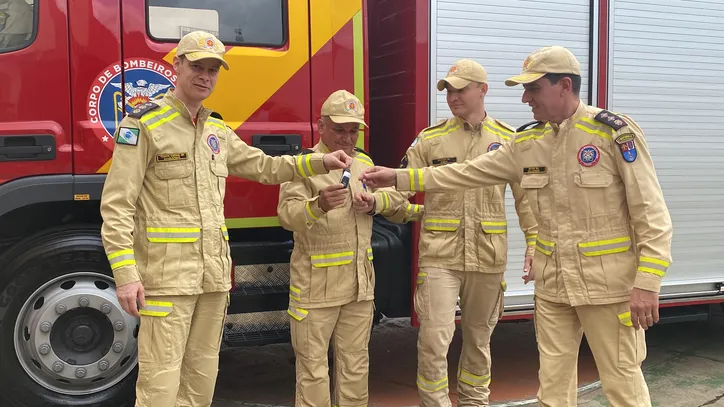 Bombeiros de Apucarana recebem novo caminhão de combate a incêndio