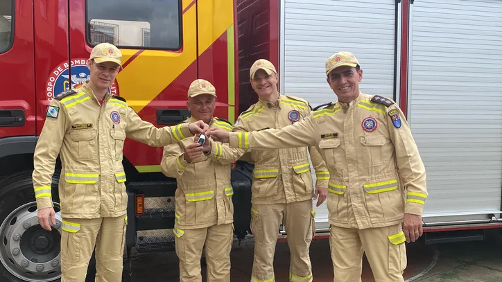 Bombeiros de Apucarana recebem novo caminhão de combate a incêndio