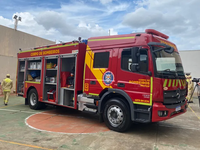 Bombeiros de Apucarana recebem novo caminhão de combate a incêndio