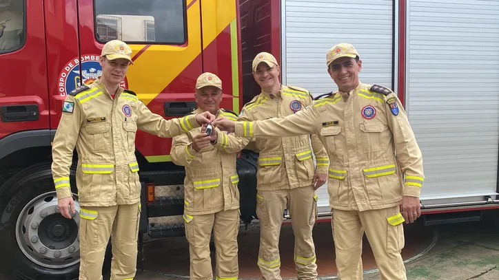 Bombeiros de Apucarana recebem novo caminhão de combate a incêndio